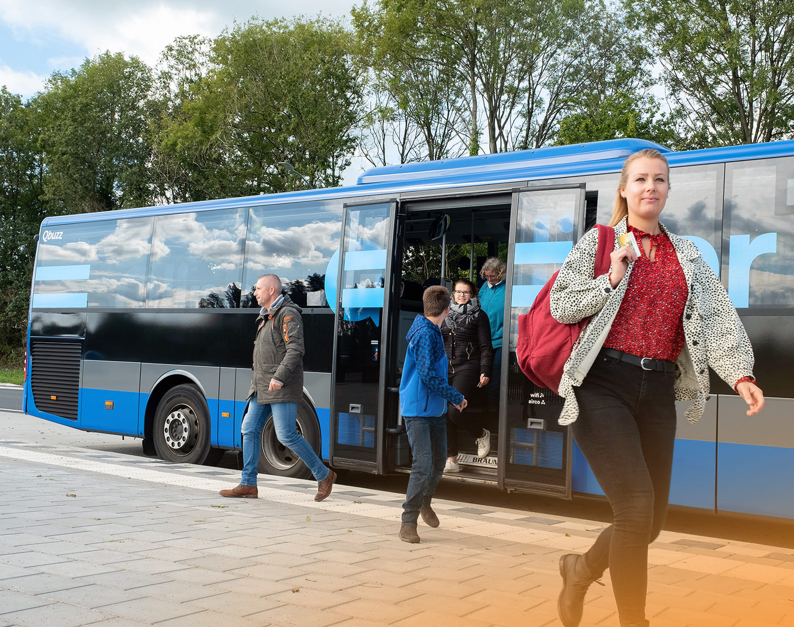 Reizigers stappen uit bus in Groningen